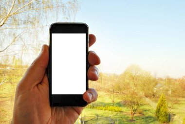 Siyah cep telefonu tutan el mockup görüntü