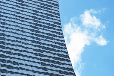 Mavi gökyüzü arka plan üzerinde yüksek apartmanlar