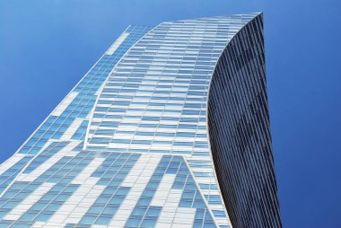 Mavi gökyüzü arka plan üzerinde yüksek apartmanlar