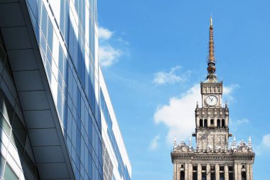 Mavi gökyüzü arka plan üzerinde yüksek apartmanlar