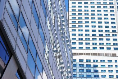 Mavi gökyüzü arka plan üzerinde yüksek apartmanlar