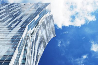 Mavi gökyüzü arka plan üzerinde yüksek apartmanlar