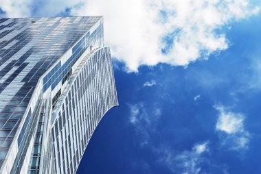 Mavi gökyüzü arka plan üzerinde yüksek apartmanlar