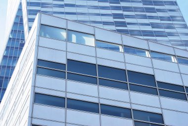 Mavi gökyüzü arka plan üzerinde yüksek apartmanlar