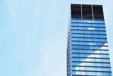 Mavi gökyüzü arka plan üzerinde yüksek apartmanlar