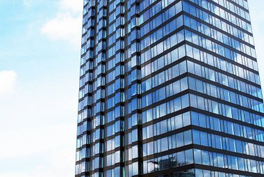 Mavi gökyüzü arka plan üzerinde yüksek apartmanlar