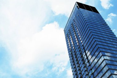 Mavi gökyüzü arka plan üzerinde yüksek apartmanlar