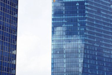 Mavi gökyüzü arka plan üzerinde yüksek apartmanlar