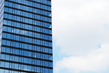 Mavi gökyüzü arka plan üzerinde yüksek apartmanlar