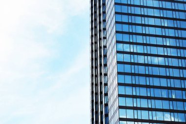 Mavi gökyüzü arka plan üzerinde yüksek apartmanlar