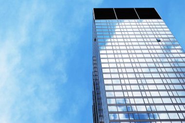 Mavi gökyüzü arka plan üzerinde yüksek apartmanlar