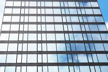 Mavi gökyüzü arka plan üzerinde yüksek apartmanlar