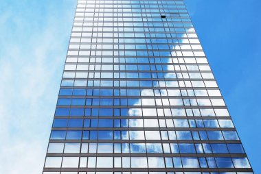 Mavi gökyüzü arka plan üzerinde yüksek apartmanlar