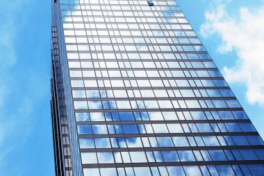 Mavi gökyüzü arka plan üzerinde yüksek apartmanlar