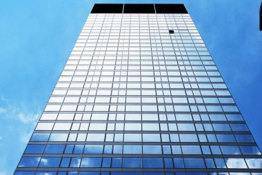 Mavi gökyüzü arka plan üzerinde yüksek apartmanlar