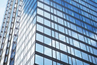 Mavi gökyüzü arka plan üzerinde yüksek apartmanlar