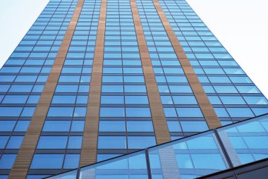 Mavi gökyüzü arka plan üzerinde yüksek apartmanlar