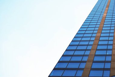 Mavi gökyüzü arka plan üzerinde yüksek apartmanlar