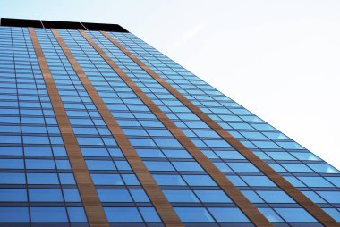 Mavi gökyüzü arka plan üzerinde yüksek apartmanlar