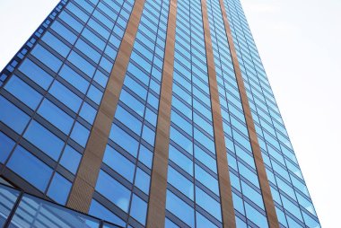 Mavi gökyüzü arka plan üzerinde yüksek apartmanlar