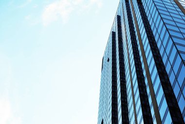 Mavi gökyüzü arka plan üzerinde yüksek apartmanlar