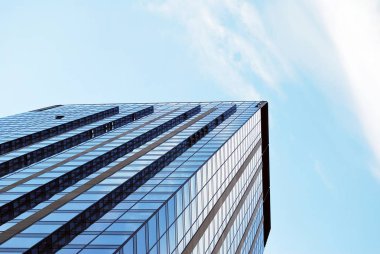 Mavi gökyüzü arka plan üzerinde yüksek apartmanlar