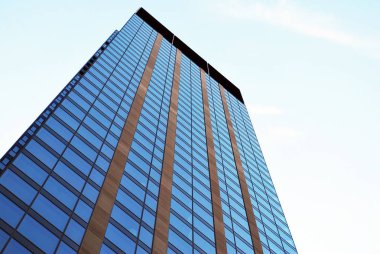 Mavi gökyüzü arka plan üzerinde yüksek apartmanlar