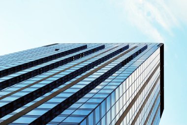 Mavi gökyüzü arka plan üzerinde yüksek apartmanlar