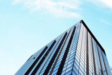 Mavi gökyüzü arka plan üzerinde yüksek apartmanlar