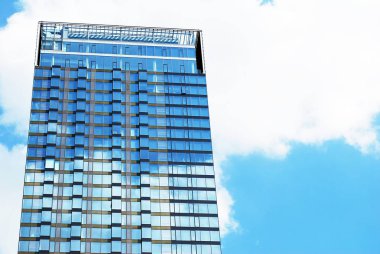 Mavi gökyüzü arka plan üzerinde yüksek apartmanlar