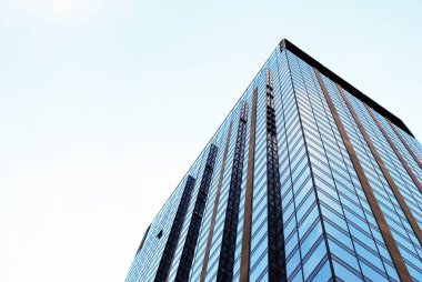 Mavi gökyüzü arka plan üzerinde yüksek apartmanlar