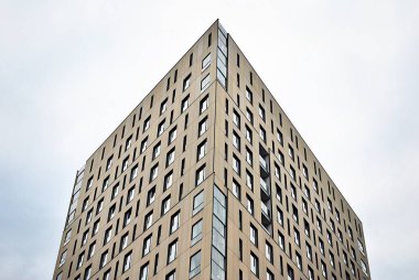 Gökyüzü arka plan üzerinde uzun boylu apartmanlar