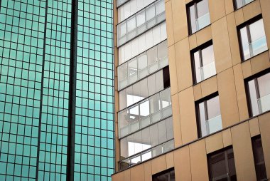 Gökyüzü arka plan üzerinde uzun boylu apartmanlar