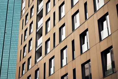 Gökyüzü arka plan üzerinde uzun boylu apartmanlar