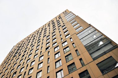 Gökyüzü arka plan üzerinde uzun boylu apartmanlar