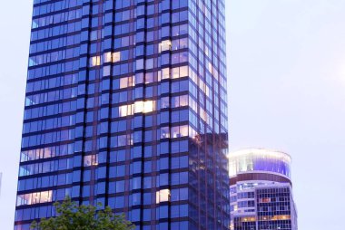 Gökyüzü arka plan üzerinde uzun boylu apartmanlar