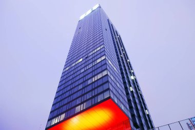 Gökyüzü arka plan üzerinde uzun boylu apartmanlar