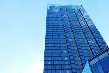 Mavi gökyüzü arka plan üzerinde yüksek apartmanlar