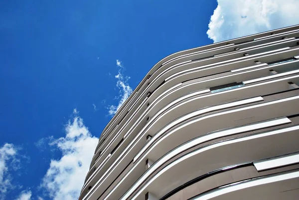 Modern, lüks apartman binası..