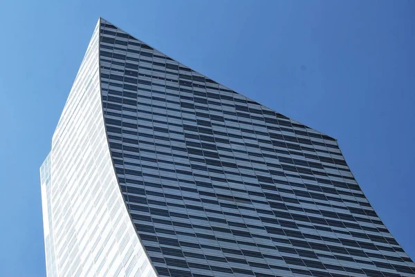 Altos edifícios de apartamentos no céu azul fundo — Fotografia de Stock