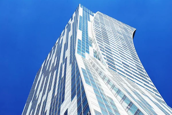 Altos edifícios de apartamentos no céu azul fundo — Fotografia de Stock