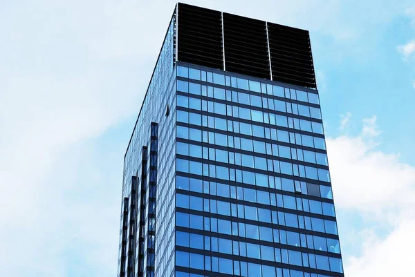 Mavi gökyüzü arka plan üzerinde yüksek apartmanlar