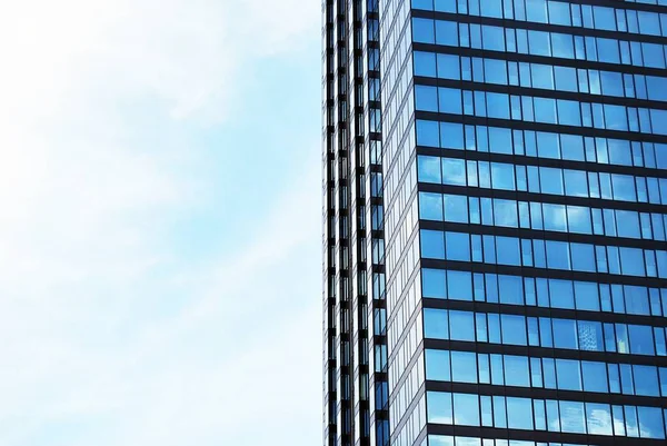 Mavi gökyüzü arka plan üzerinde yüksek apartmanlar