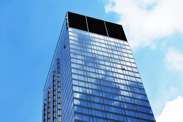Wysokie budynki mieszkalne na tle błękitnego nieba — Zdjęcie stockowe
