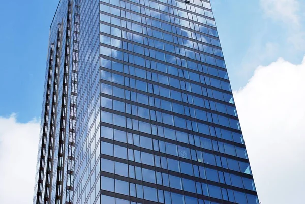 青い空を背景に背の高いマンション — ストック写真