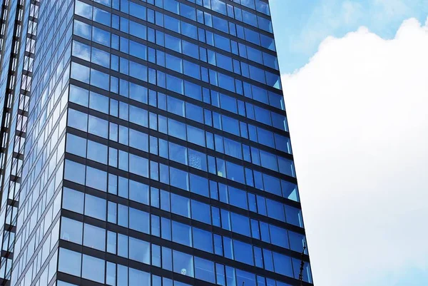 Mavi gökyüzü arka plan üzerinde yüksek apartmanlar