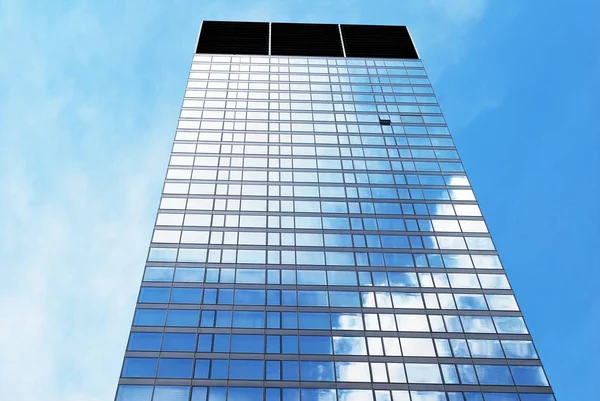 Vysoký bytových domů na pozadí modré oblohy — Stock fotografie