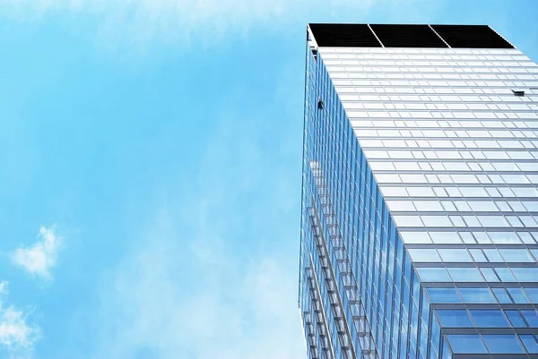 Mavi gökyüzü arka plan üzerinde yüksek apartmanlar