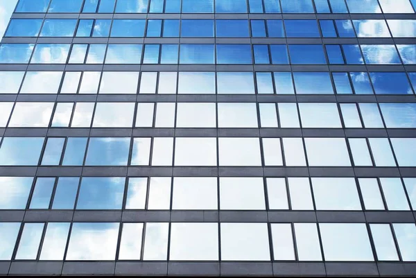 Mavi gökyüzü arka plan üzerinde yüksek apartmanlar