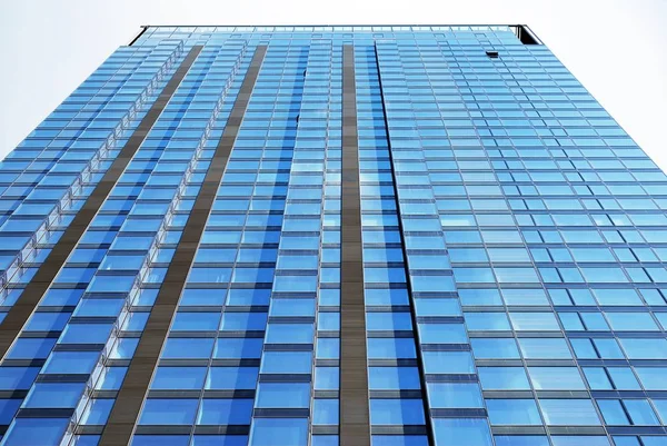 Mavi gökyüzü arka plan üzerinde yüksek apartmanlar